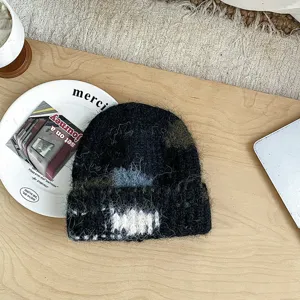 Kinder schwarze flauschige Strickmütze mit weißem Wolkenmuster, Herbst Winter Stil.