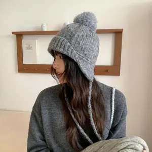 Gorro de trampero de punto gris de estilo coreano con pompón y orejeras para mujeres.