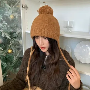 Gorro de punto trenzado con pompon estilo coreano mujer invierno calido orejeras vista principal