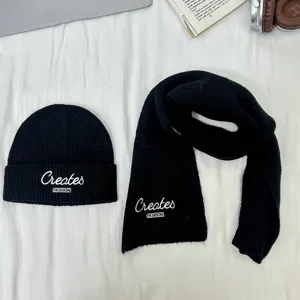 Kindermütze Schal Set schwarz Strickmütze Winterwarme Bekleidung mit modischen Stickbuchstaben.