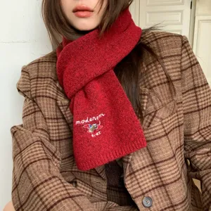 Acogedora bufanda de invierno de punto rojo para mujer con lindo perro salchicha bordado y letras.