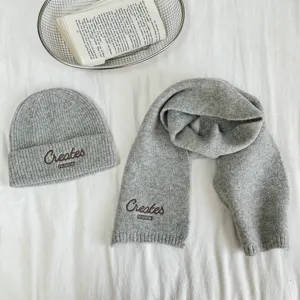 Detailansicht Kinder Strickmuetze und Schalsatz, gemuetliche graue Wintermuetze und Halstuch.
