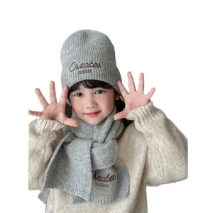 Kinder Mütze und Schal Set, graue einfarbige Strickware mit Stickerei, warme Winterbekleidung.