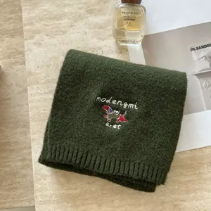 Bufanda de punto verde oscuro con lindo bordado de salchicha, calentador de cuello de invierno.