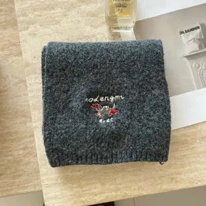 Bufanda de invierno de punto gris oscuro con tierno bordado de salchicha, cómoda y elegante.
