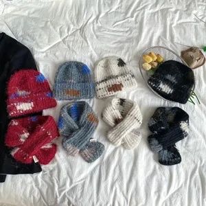 Detailansicht des farbblockierten Strickmützen- und Schal-Sets für Kinder, kuschelig warm.