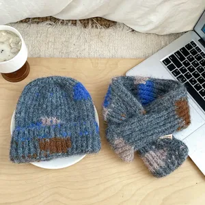 Gemütliches Kinder Strickmützen und Schal Set mit süßem Farbdesign für warme Wintertage.