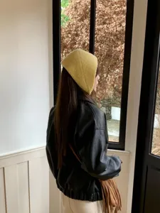 Detailansicht der stylischen gelben Strick Kapuze, kuscheliges Winter Accessoire für Ohren.