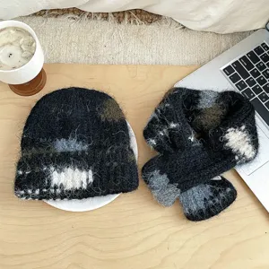 Gemütliche schwarze flauschige Strickmütze und Schal Set, weiche Winter Detailansicht.