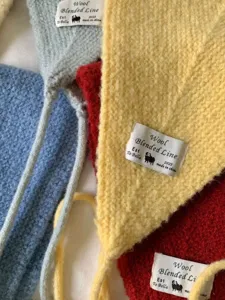 Nahaufnahme des Winter Strick-Ohrenwärmers mit weicher Wolltextur und hübschem Markenetikett.