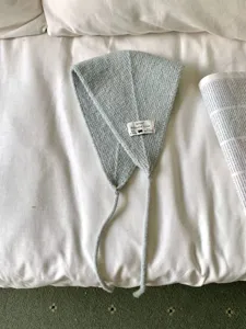 Gemütlicher Winter Strick Ohrenwärmer mit Bändern und Etikett, weicher Kopfbedeckung.
