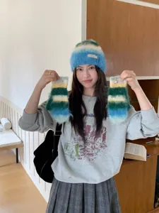 Set di berretto e guanti in maglia soffice sfumata, cappello caldo invernale accogliente.