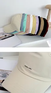 Dettaglio di berretto da baseball morbido casual con cappelli colorati impilati e ricamo.