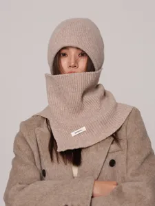 Vista detallada del conjunto de gorro pasamontañas y bufanda de lana tejida, suave y cálido.