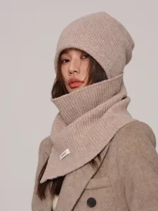 Vista detallada del conjunto de gorro y bufanda de lana pura otoño invierno en color beige.