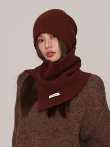 Vista detallada de gorro y bufanda de lana marrón, textura suave, moda de invierno.