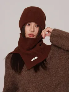 Conjunto de gorro y bufanda de lana marrón para mujer, perfecto para el invierno.