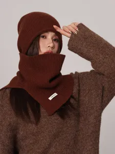 Conjunto acogedor de gorro y bufanda de punto de lana marrón para mujer, ideal para invierno.