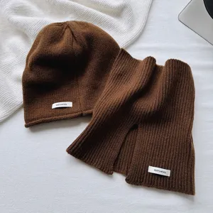Conjunto de gorro y cuello de pura lana marrón para mujer otoño invierno cálido elegante.