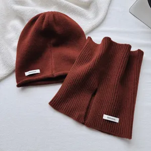 Conjunto de gorro y bufanda de invierno en suave lana marrón, cálido y diseño elegante.