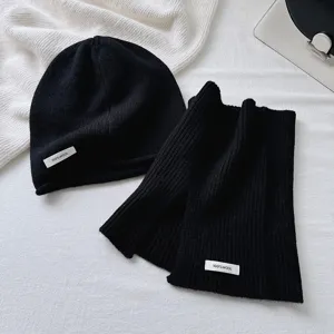 Conjunto clasico de gorro y bufanda de punto negro en pura lana ideal para un estilo invernal.