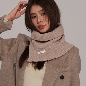 Detalle bufanda lana tejida, elegante cuello cálido invierno mujer, moda suave.