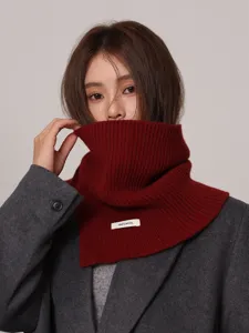 Primer plano detallado de bufanda snood de lana tejida en color rojo oscuro mujer.