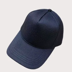 Vista dettagliata del berretto da baseball in rete traspirante blu navy con trama fine.