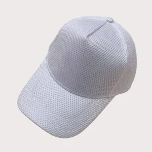 Dettaglio berretto da baseball bianco in rete traspirante con visiera curva e alta.