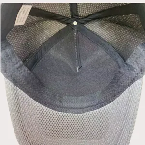 Vista interna dettagliata del cappellino mesh traspirante, 62cm regolabile, 100% poliestere.