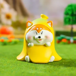Mignonne figurine en résine Shiba Inu dans une banane, décoration de tableau de bord auto.
