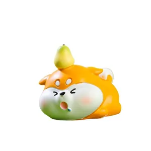 Adorable figurine Shiba Inu ronde avec une poire sur la tête, déco tableau de bord.