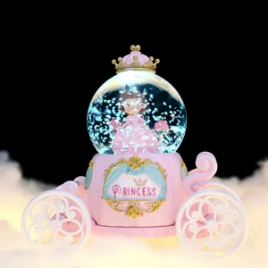 Roze prinsessen koets sneeuwbol speeldoos met sprankelend sneeuweffect en schattige pop.