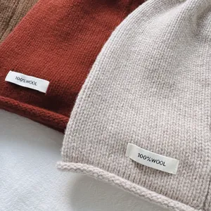 Detalle en primer plano de gorro de punto de pura lana con textura suave y cálida.