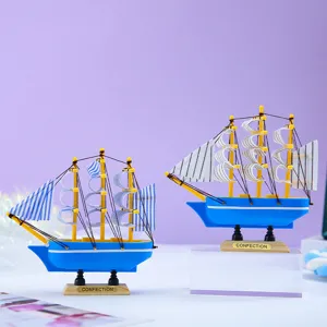 Blaues Holzsegelboot Modell Miniatur dekorative Schreibtischornamente für Heimdekoration.