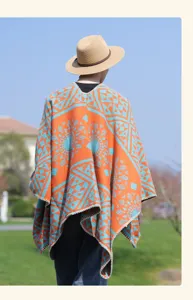 Vista di dettaglio della cappa in maglia con motivo retrò, ideale per look da esterno.