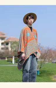 Vista dettagliata del mantello in maglia geometrica retro al parco, moda uomo esterna.