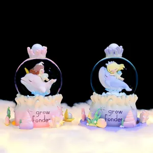 Primer plano detalle del lindo globo de nieve cristal delfín caja de música decoración.