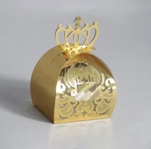 Detailansicht einer goldenen kronenförmigen Geschenkschachtel mit Laserschnitt-Mustern