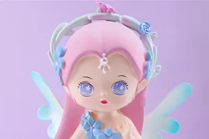 Détail de tirelire fée des fleurs de rêve, jolie figurine de fée aux cheveux roses pour enfants.