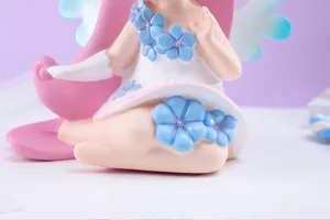 Tirelire fée des fleurs de rêve avec cheveux roses et fleurs bleues pour la décoration de chambre.