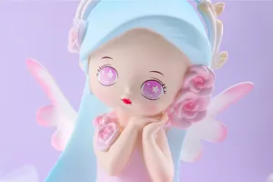 Vue détaillée de la jolie tirelire fée des fleurs, mettant en valeur les détails du visage.