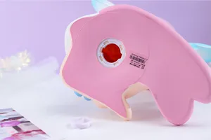 Vue de dessous détaillée de la jolie tirelire fée rose avec bouchon amovible et étiquette.