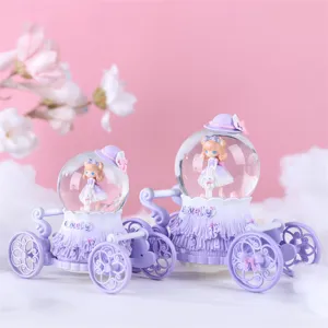 Vue détaillée de la jolie boule à neige carrosse violette avec figurine anime délicate.