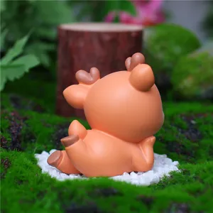 Bonito adorno de figura de ciervo de resina para salpicadero de coche o decoración.