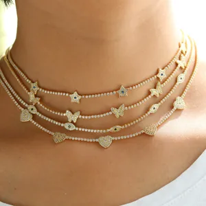Vue de détail d'un collier ras du cou tennis en zircone cubique multicouche avec étoiles papillons.