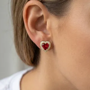 Eleganti orecchini a lobo a cuore con zircone rosso e bordo di diamanti scintillanti.