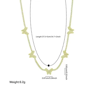 Collier de tennis multicouche doré avec charmants papillons en zircone étincelants.