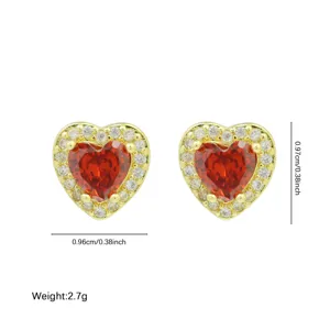 Eleganti orecchini a cuore placcati in oro con zirconi rossi e alone di pietre.