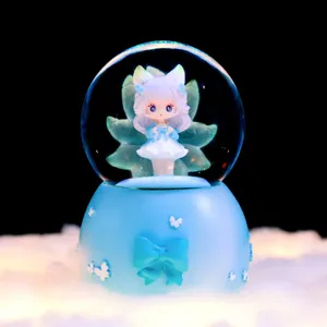Primer plano detallado de la bonita caja de música con bola de nieve de zorro, diseño de fantasía.